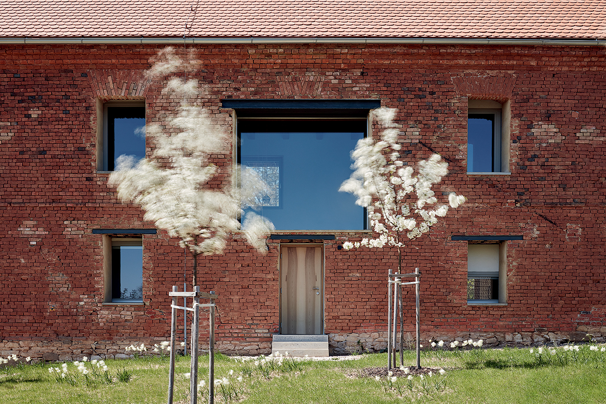 Dle potřeb dispozice domu otevřeli architekti velké okenní otvory tam, kde bylo třeba.