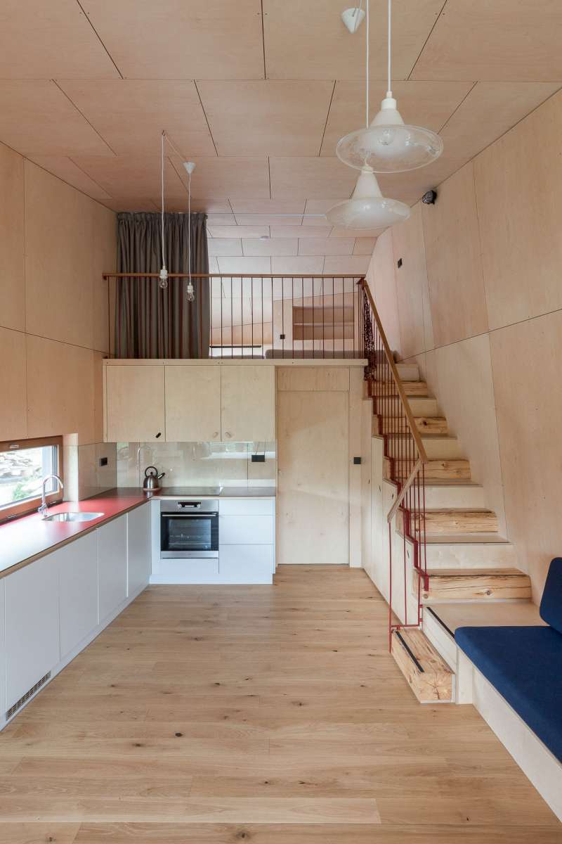 Kuchyně s jídelnou volně přechází ve schodiště s úložným prostorem do dalšího podlaží s ložnicí. 