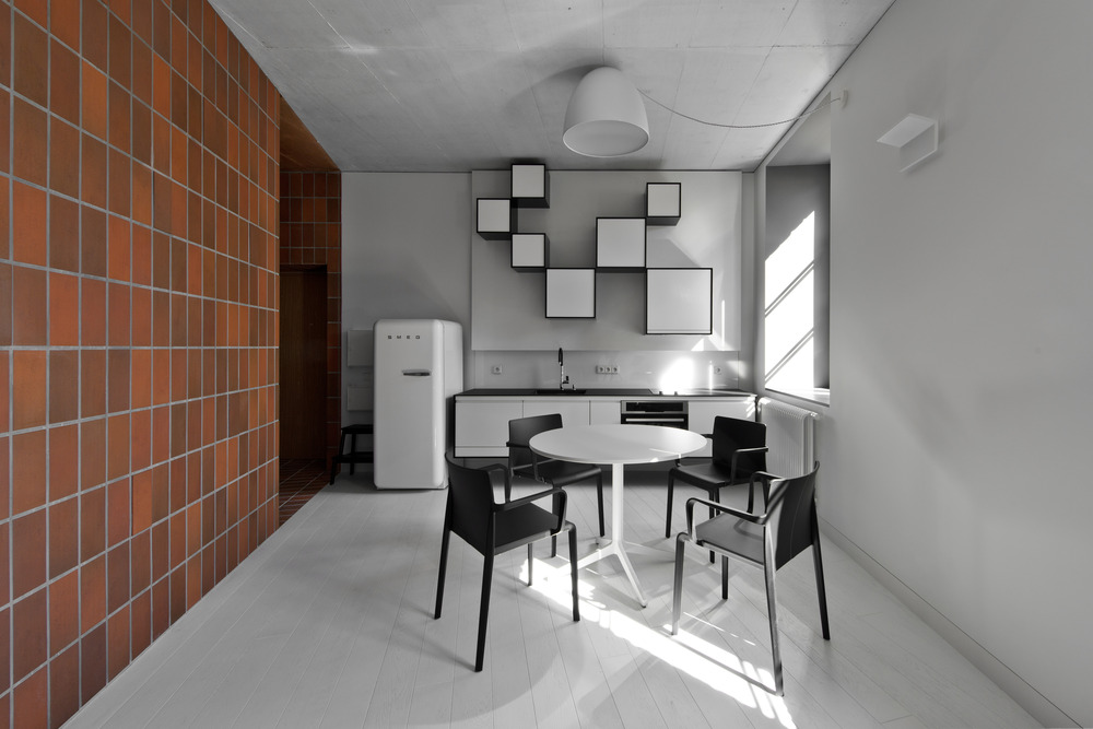 Minimalistický mobiliář v černé, bílé a šedé barvě respektuje protikladnost denní a klidové zóny.