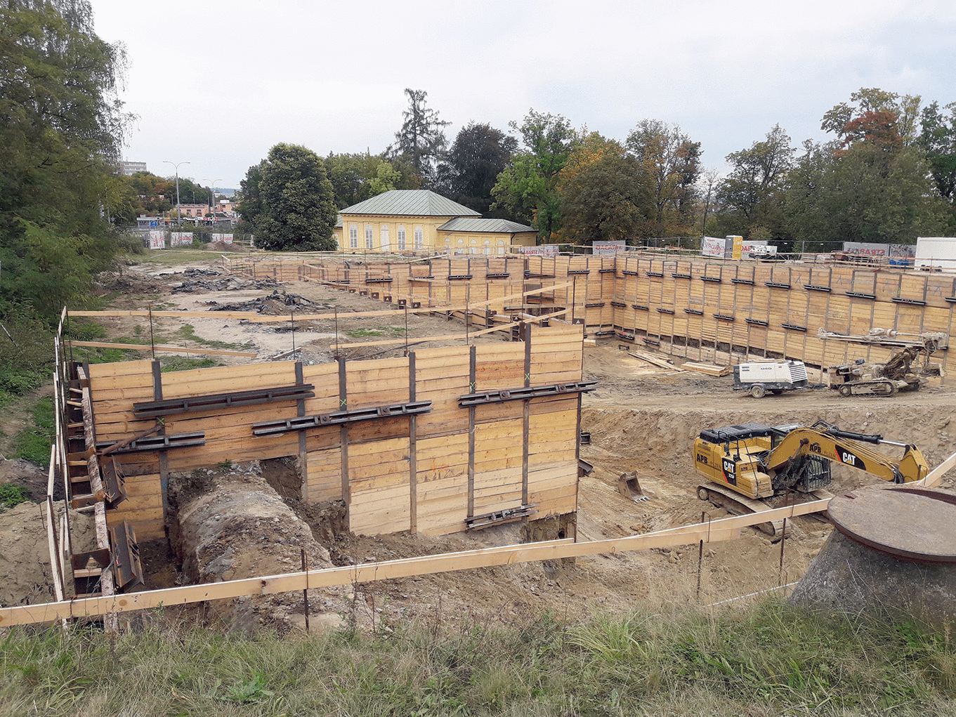 Hloubení nádrže pro dočasné zadržení (zpomalení odtoku) směsi dešťové a odpadní vody v Plzni: 6 000 m3 a cca 130 mil. Kč