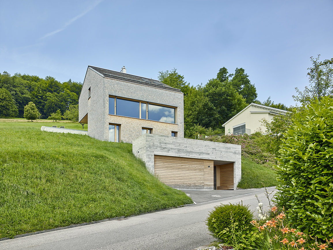 Požadavek zajistit odpovídající přístup z ulice formoval architektonické řešení domu.