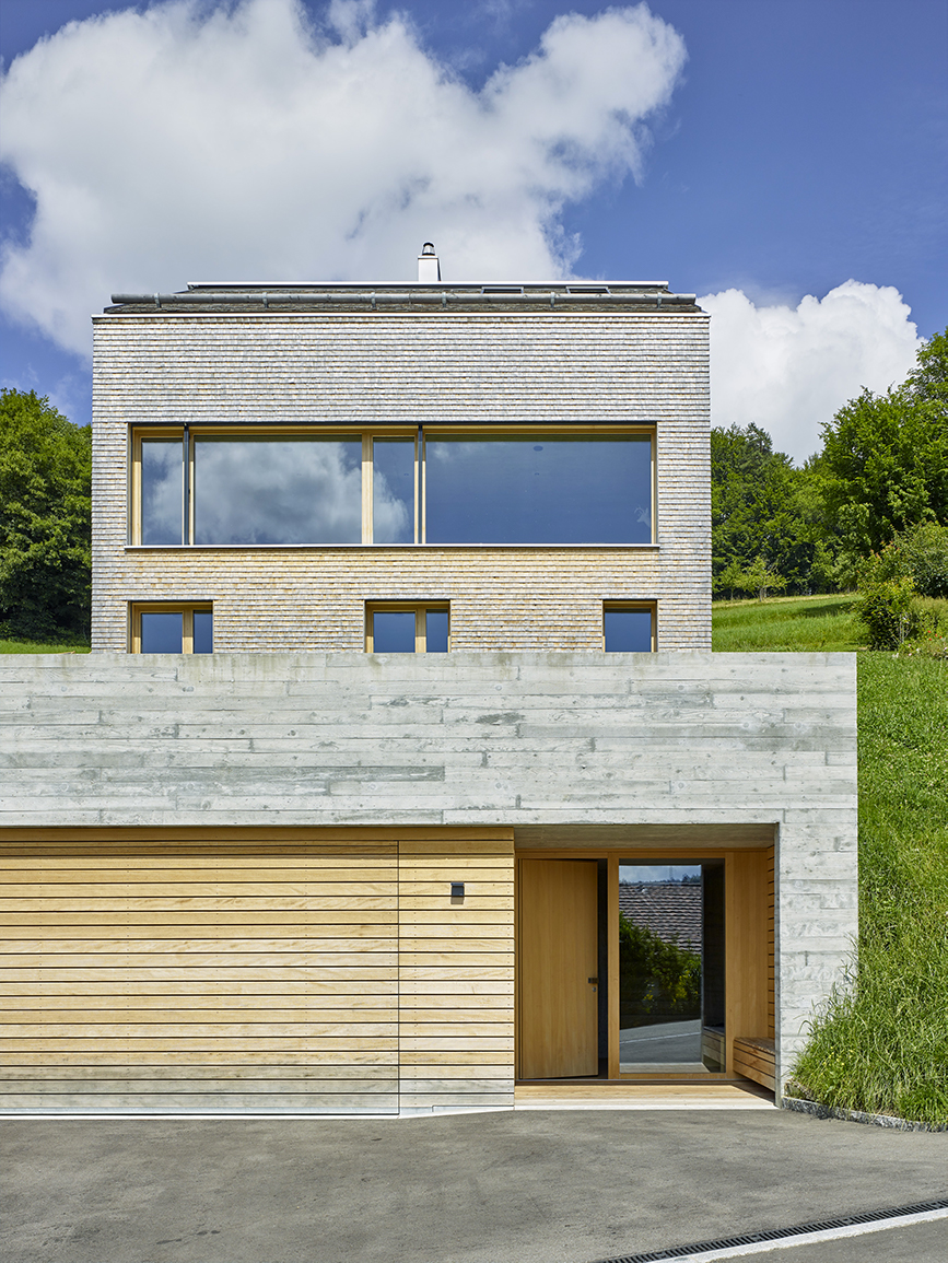 Požadavek zajistit odpovídající přístup z ulice formoval architektonické řešení domu.