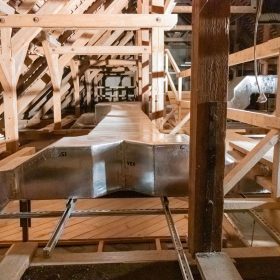 Realizace v prostoru historického dřevěného krovu mezi dřevěnými konstrukcemi má svá specifika.