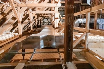 Realizace v prostoru historického dřevěného krovu mezi dřevěnými konstrukcemi má svá specifika.