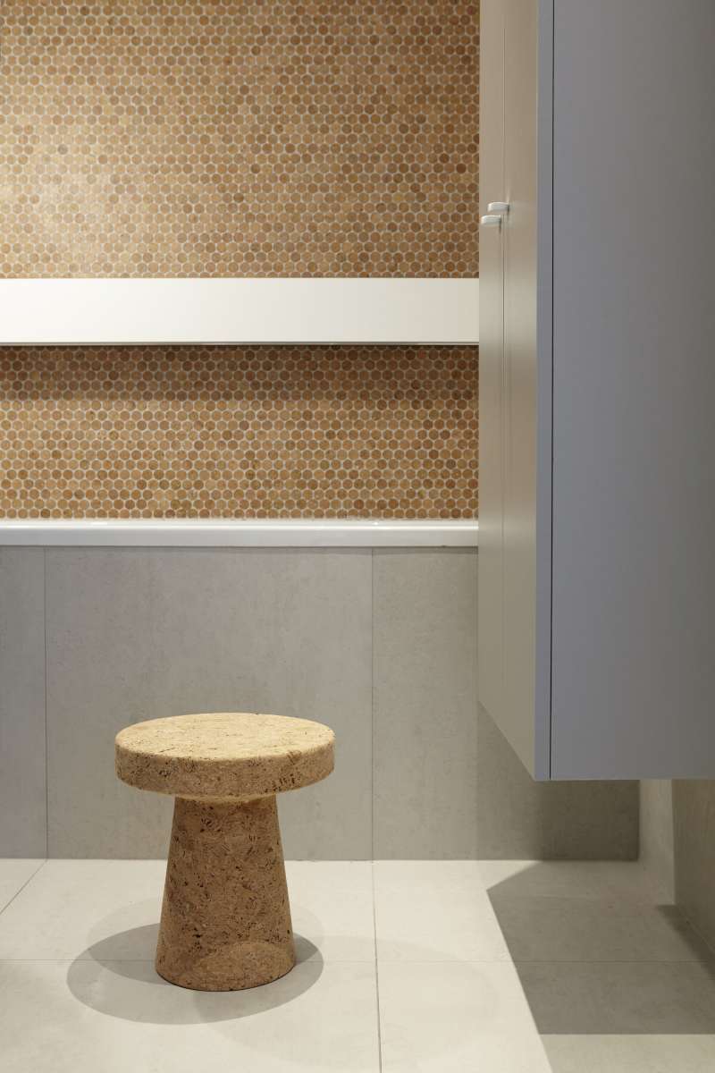 Mnohotvárnost využití korku dokládá i kolečková korková mozaika na stěně koupelny.