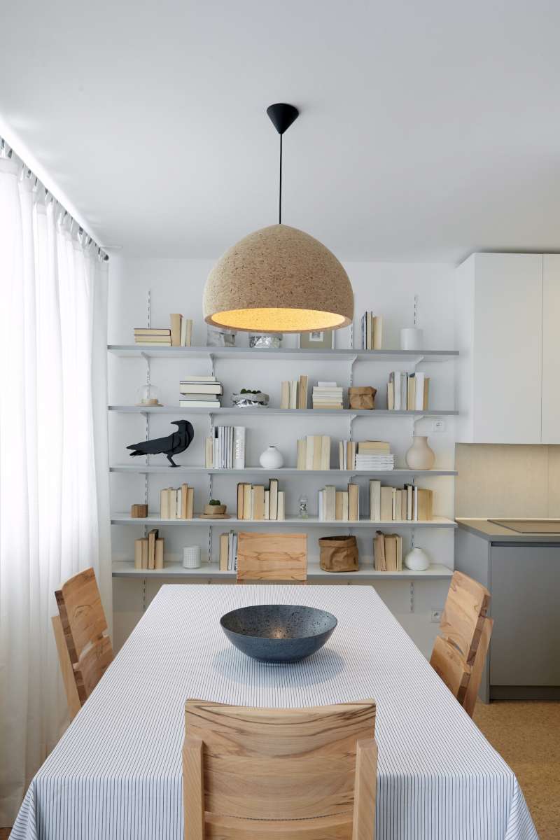 Korek je využit i v dekoracích i uměleckých artefaktech – například v kuchyni visí nad jídelním stolem korkový lustr z dílny designéra Benjamina Huberta vyrobený ze zbytků korkové drtě