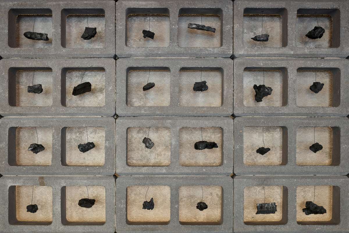 V Gran Fierru začali sami vyrábět bio uhlí z dřevního odpadu z kuchyně, proto uvnitř každé betonové tvarovky levituje uhel jako šperk.