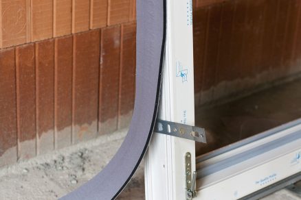 Akrylová samolepicí vrstva výborně drží i na vlhkých okenních rámech.
