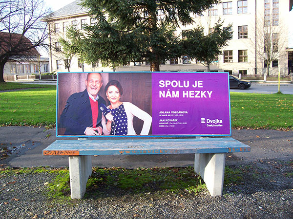 Nevzhledné reklamní lavičky zaplevelují veřejný prostor.