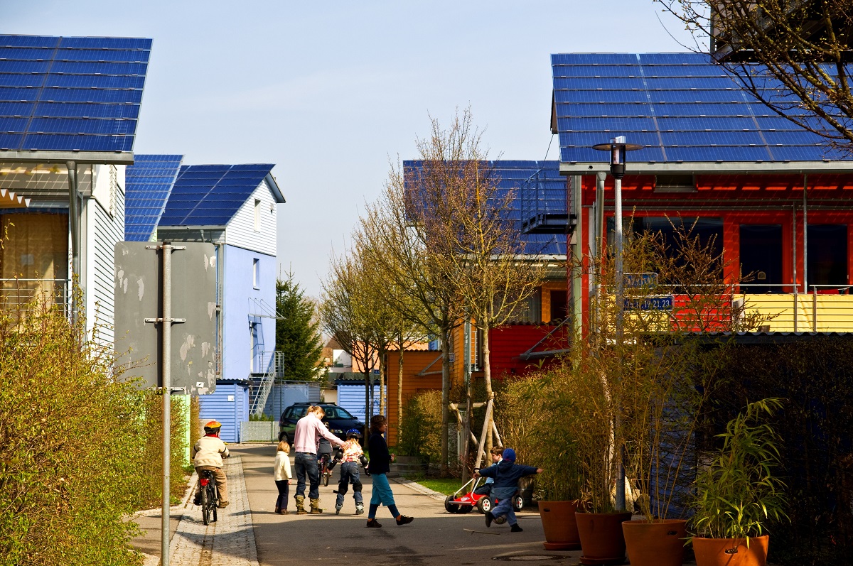 Street in the solar settlement zdroj FWTM lomítko Schoenen