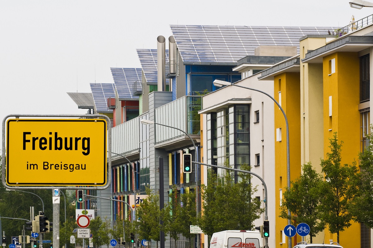 Sun ship with place name sign zdroj FWTM lomítko Schoenen