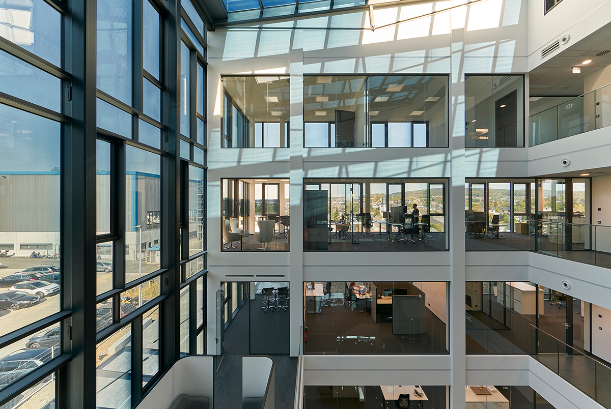 Vnější fasáda a střecha atria jsou vybaveny adaptabilním sklem se stíněním proti slunci. Půdorysy podlaží jsou otevřené a obsahují velké i malé kanceláře, zasedací místnosti i obslužné prostory.