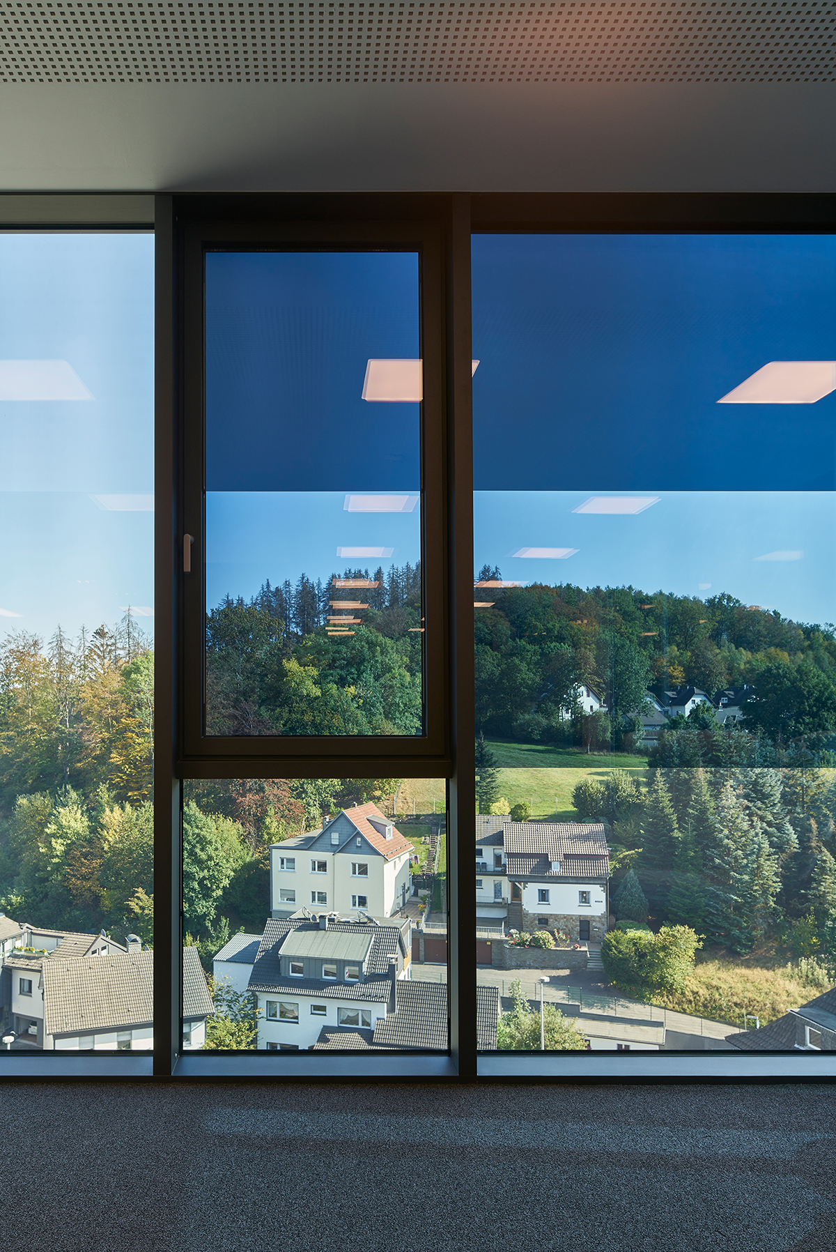 Okna na celou výšku místnosti s elektrochromatickým sklem SageGlass® od společnosti Saint-Gobain jsou rozdělena do tří individuálně ovládaných zón. To lidem umožňuje pracovat kdykoli během dne bez oslnění a užívat si optimální denní světlo za všech povětrnostních podmínek.