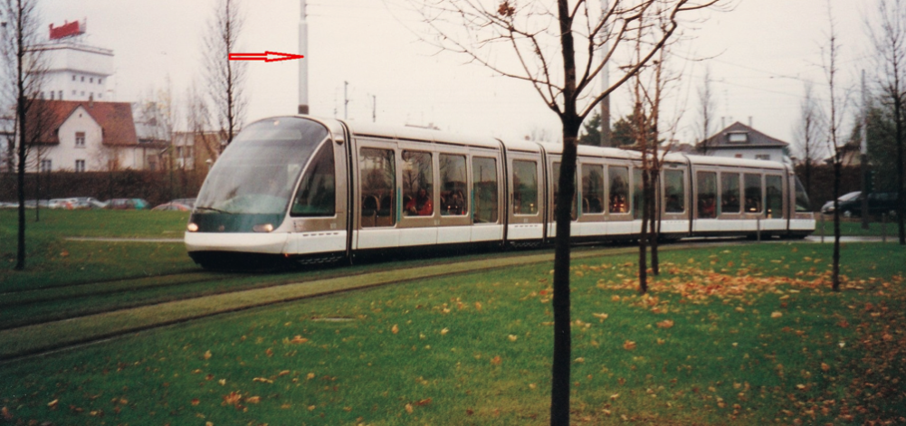 01 Tramvajová trasa projíždí ulice a parky