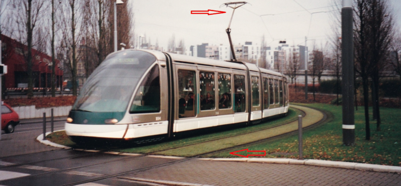 02 Tramvaje vyžadují zásobování elektřinou podél své trasy a soupravy jsou během cesty na křižovatkách v konfliktu se všemi účastníky dopravy.