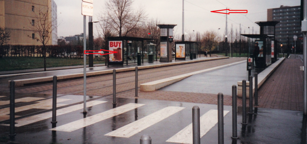 Tramvajové zastávky jsou náročné na městskou uliční plochu a neochrání uživatele MHD od nepříznivého počasí, zejména deště, sněhu, větru, zimy a horka. Přechody vyžadují zvláštní řešení a bezpečnostní prvky. 