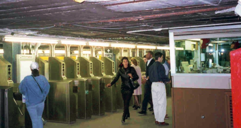 Vestibul stanice metra s kontrolním systémem (New York, 5 Avenue, konec 90. let 20. století)