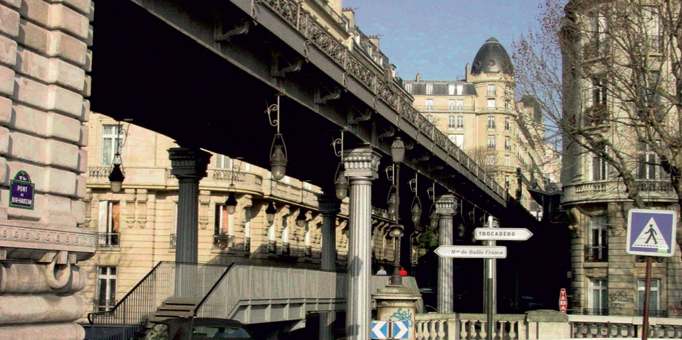 11 Trasa metra na estakádě v Paříži. Nepřipravenost města na nárůst obyvatelstva a dopravy vyžadovala značně kompromisní řešení. 