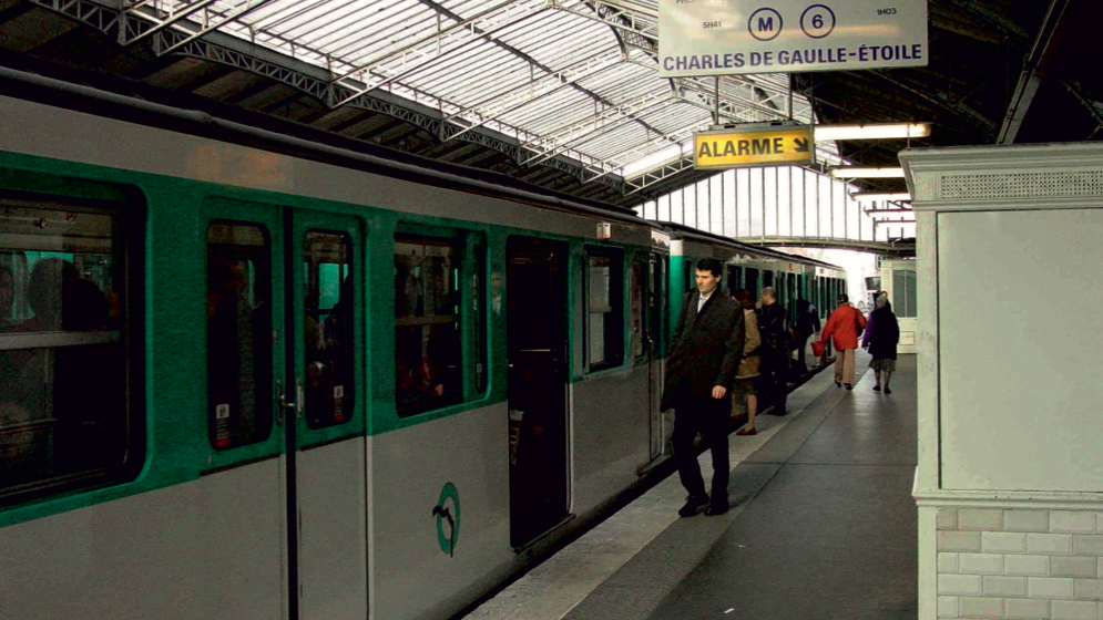 12 Nástupiště stanice metra Charles de Gaulle-Etoile na estakádě