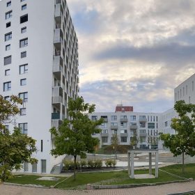 bytovy dum Plzen Vinice Sylvan okna plast VEKRA Komfort EVO antrazit bila foto zdroj VEKRA 21 min