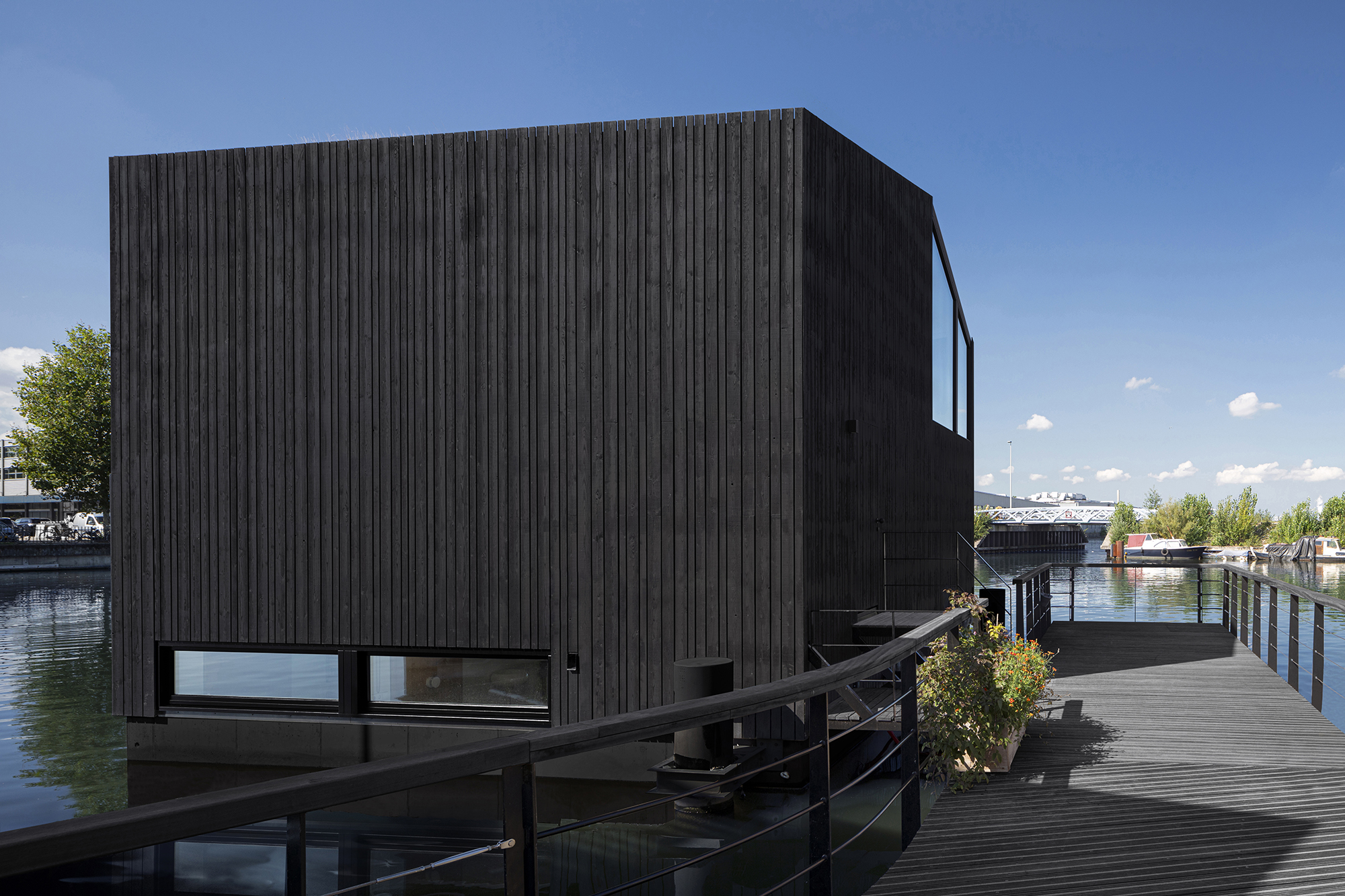 065 HR 05 Floating Home Schoonschip residential exterior facade i29