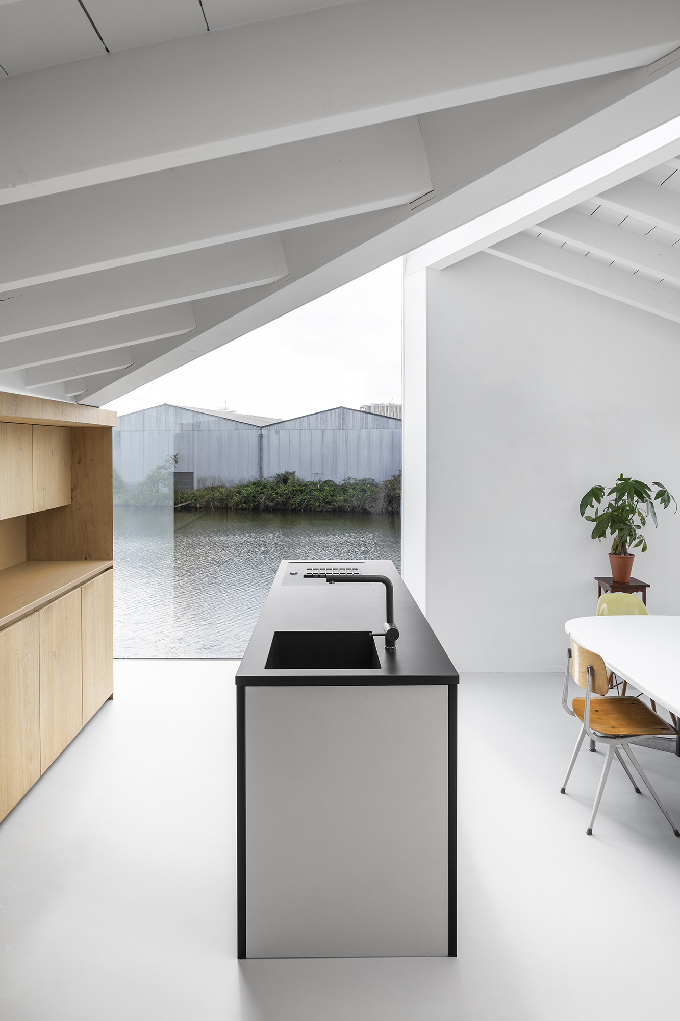 065 HR 13 Floating Home Schoonschip residential interior kitchen i29