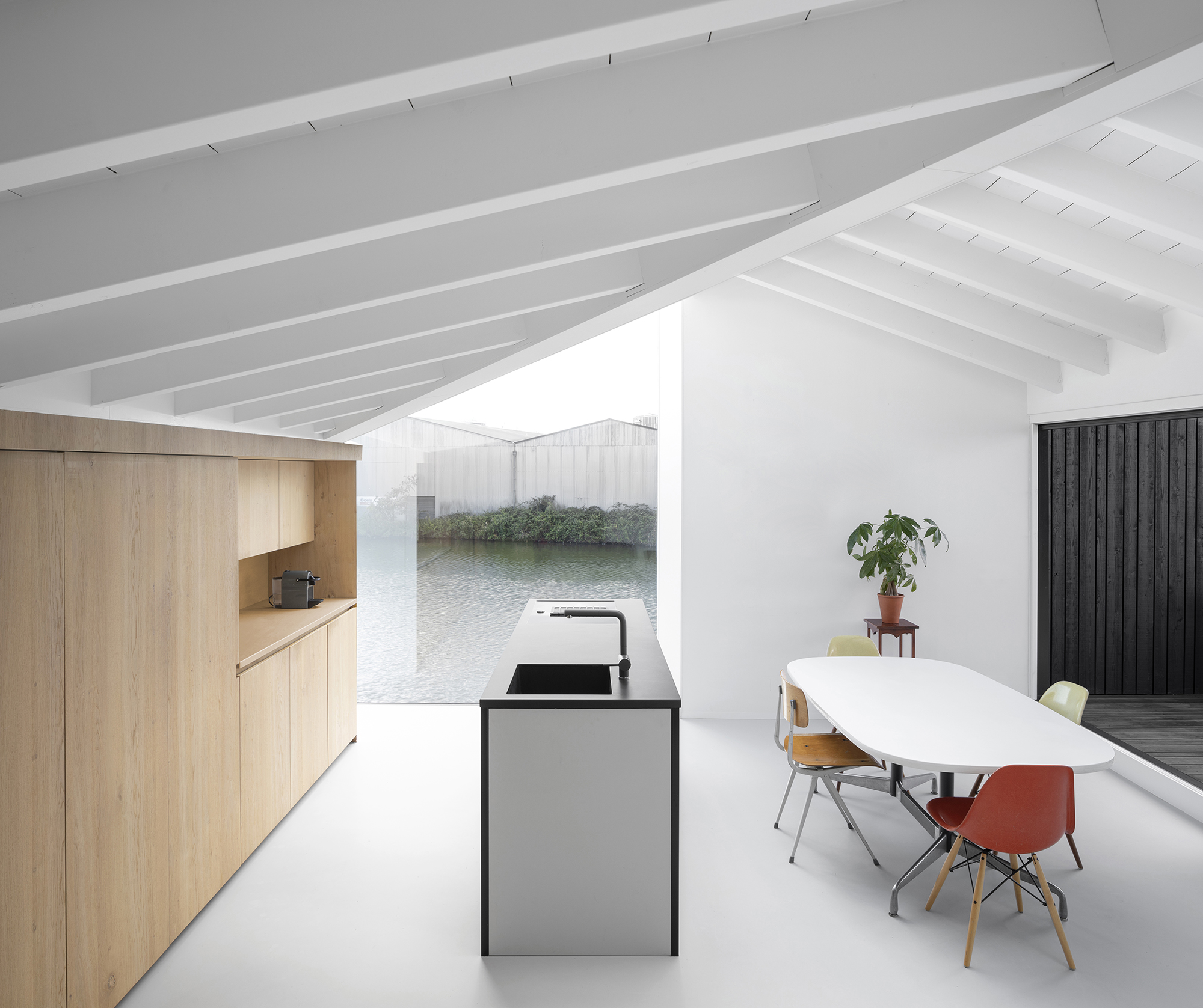 065 HR 17 Floating Home Schoonschip residential interior kitchen i29