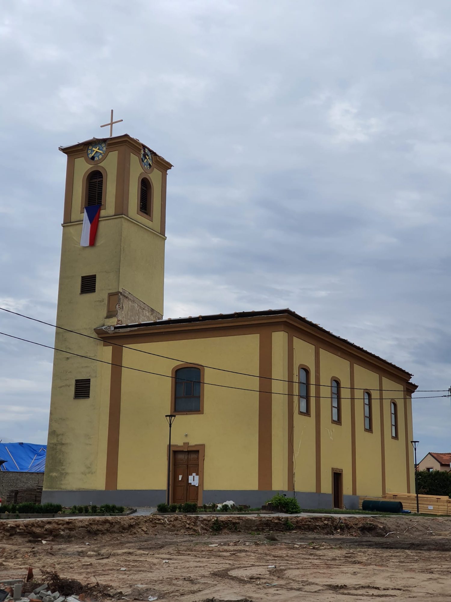 Poškozeno bylo i spousta občanských staveb.