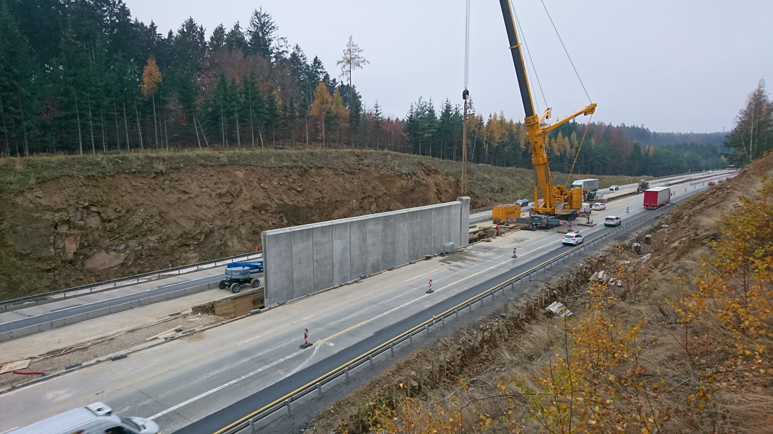 Obr. 5 Montáž 65 metrů dlouhého středového pilíře na mostu na úseku 12