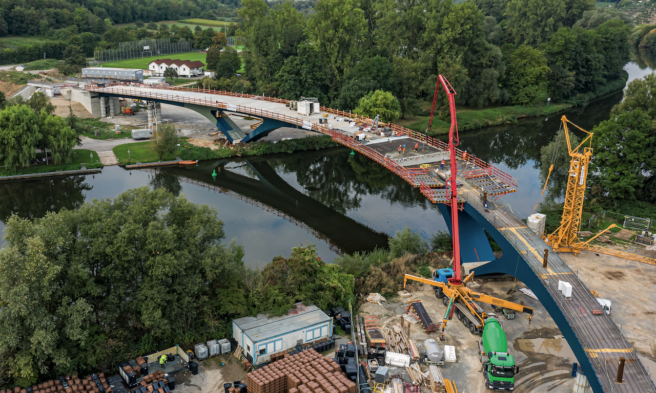 Pro výstavbu 195 m dlouhé mostovky a říms byla zvolena stavebnice pro inženýrské stavby VARIOKIT.