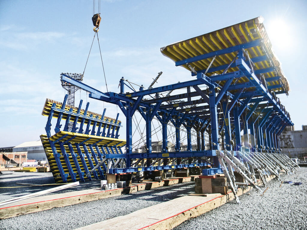 V některých případech lze části tunelů předbudovat. Například při realizaci zaplavovaného tunelu v americké Virginii (2nd MidtownTunnel, USA) byly jednotlivé celky vybetonovány v suchém doku a pak položeny pod hladinu řeky.  