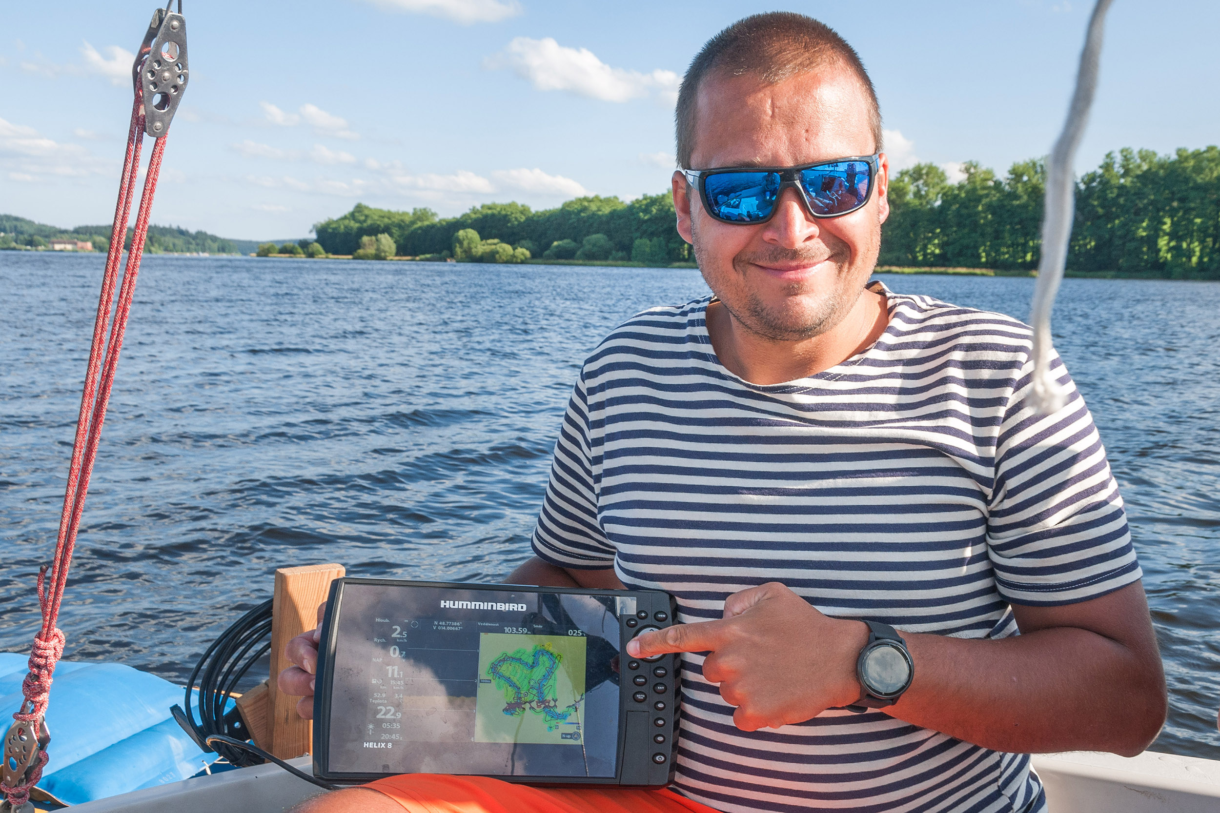 Odborník z týmu Fakulty stavební ČVUT ukazuje výsledky sonarového měření přímo v oblasti Srdce Vltavy