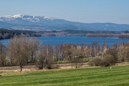 Současný pohled na vodní nádrž Lipno v místě Srdce Vltavy