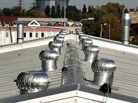 Obr. 5a Správný účel použití ventilačních turbín na stájovém objektu a jejich nesprávná instalace na objektu bytového charakteru [10]