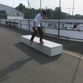 Sedák LEDGE z řady městského mobiliáře MODERN