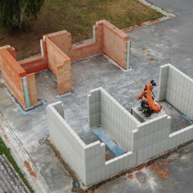 Výsledek robotického zdění a 3D tisku stavební konstrukce