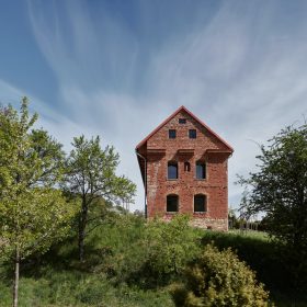 Dům v ruině / ORA