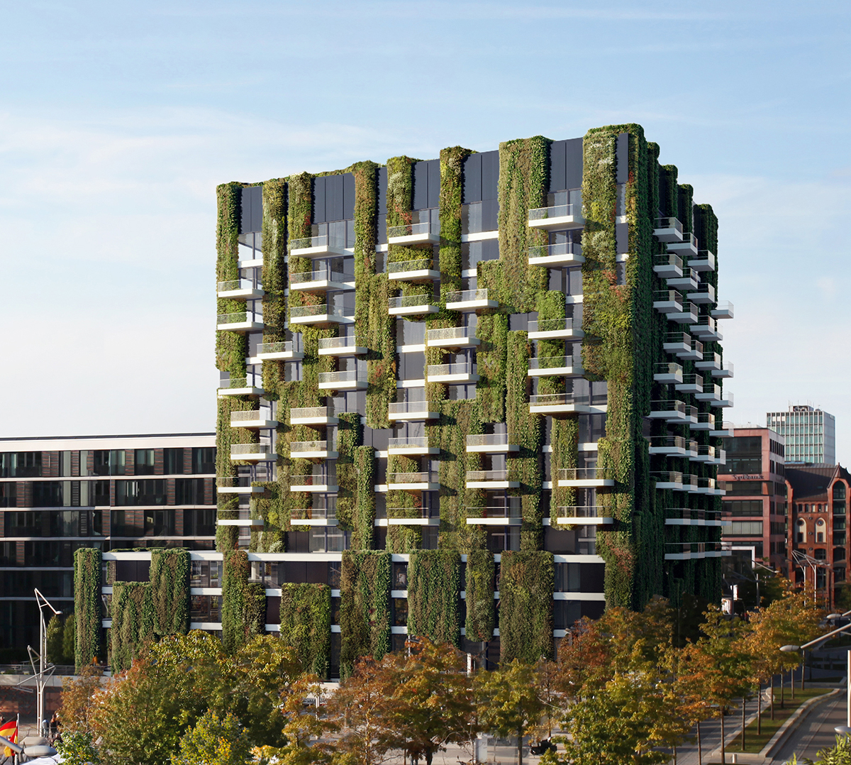 Zelená fasáda Schüco AF UDC 80 představuje udržitelné projektové řešení pro města. Areál společnosti Schüco v Bielefeldu bude mít brzy také zelenou fasádu. 