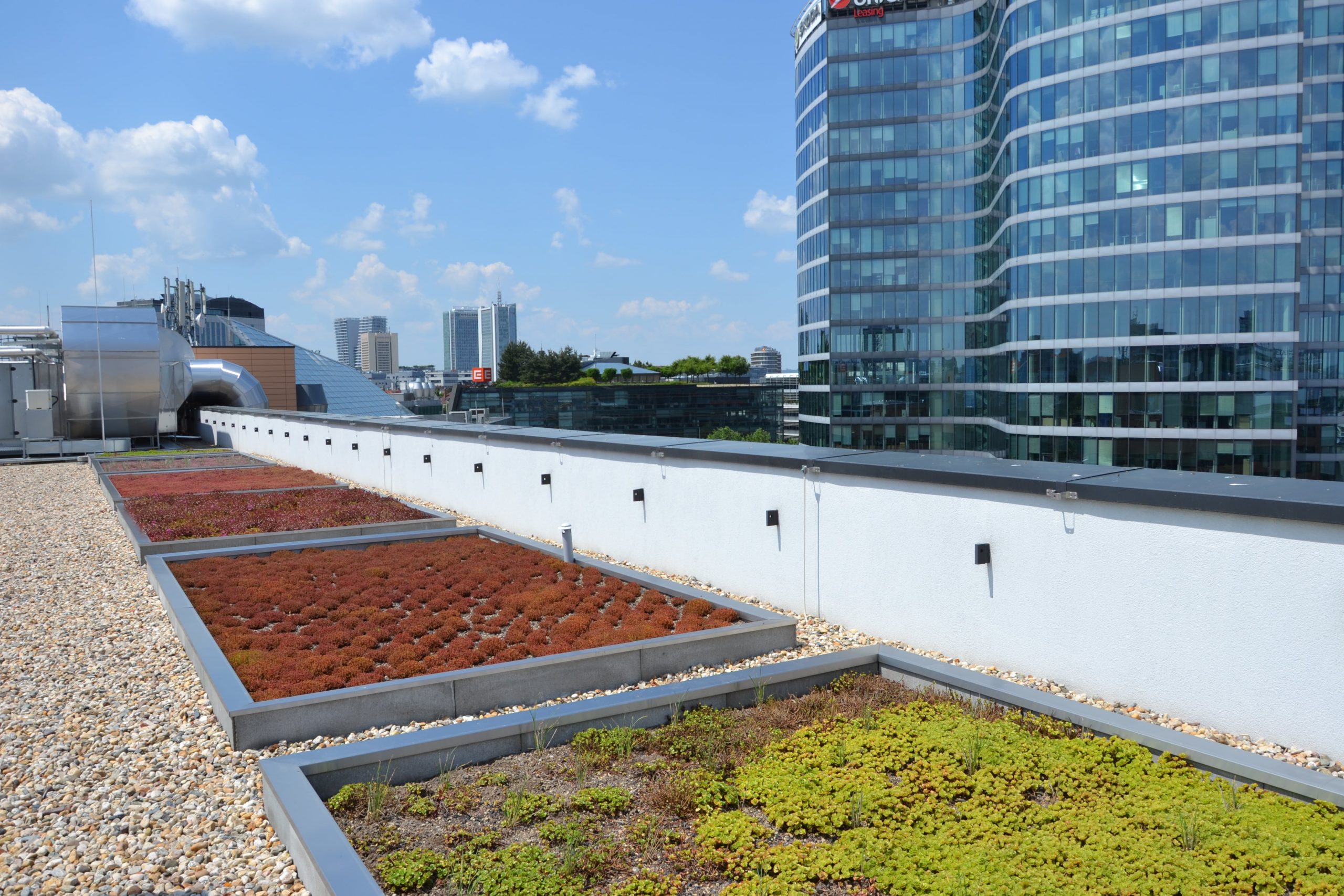 Na vlastní střeše budovy je realizována extenzivní zelená střecha.