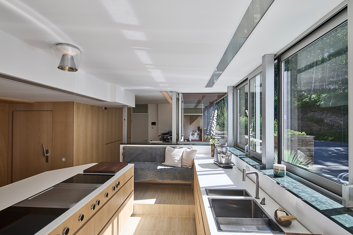 Použití jasanového dřeva na stěny a nábytek v kuchyni je odkazem na původní koncepci návrhu Richarda Neutry.
