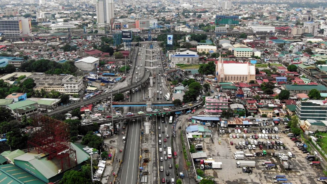 Výstavba probíhá v hustě obydlené oblasti metropolitní Manily.