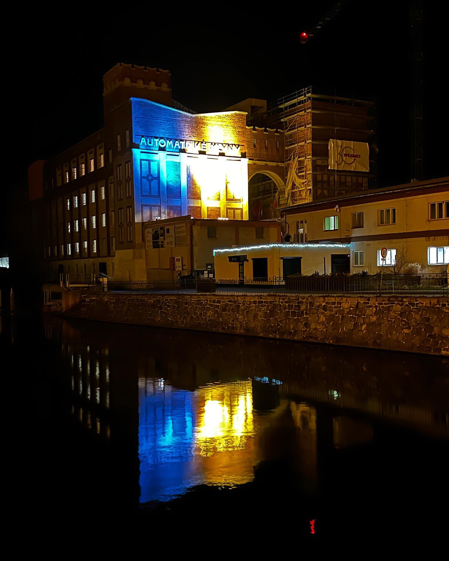 Automatické mlýny nasvícené v ukrajinských barvách