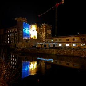 Automatické mlýny nasvícené v ukrajinských barvách