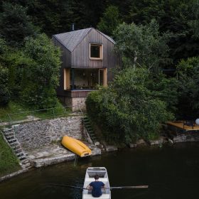 Chata na Vranovské přehradě