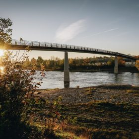 Lávka je vizuálně lehká s přiznanými konstrukčními detaily. Nosník je podepřen štíhlými kónickými pilíři elipsovitého tvaru.