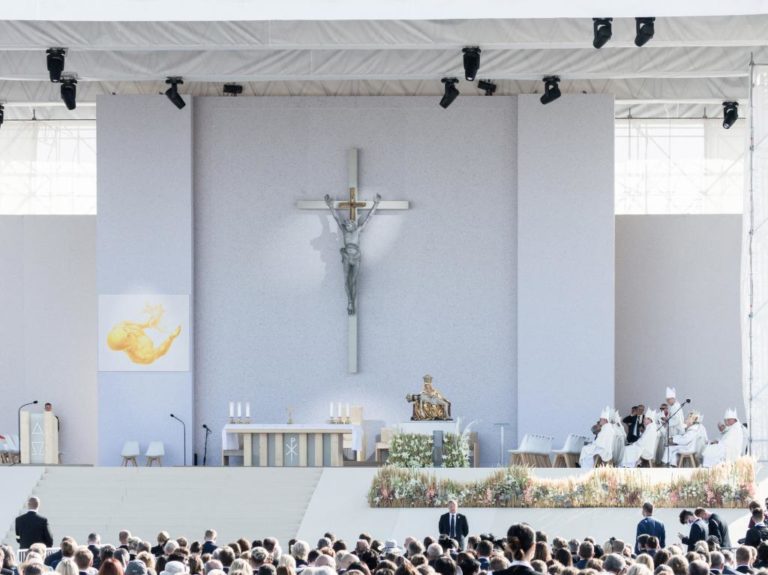 Liturgický prostor pro pontifikální mši během pastorační návštěvy papeže Františka v Šaštíně
