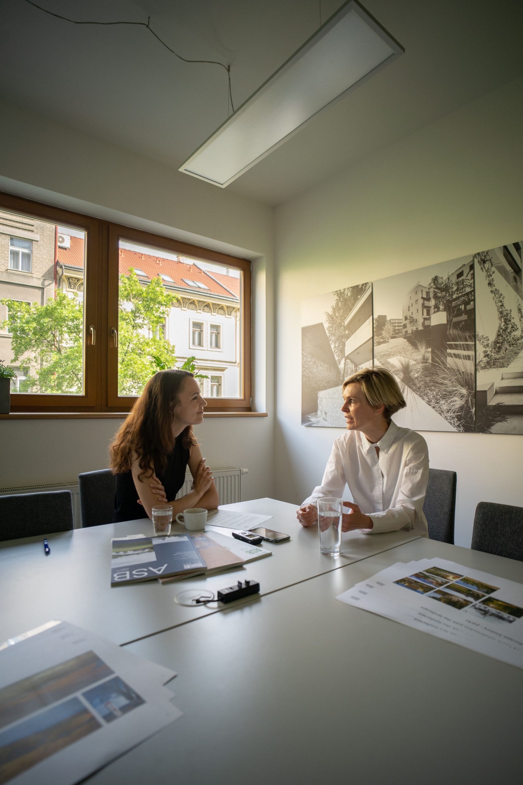 Štěpánka Endrle (Šmídová) při rozhovoru s šéfredaktorkou ASB Jolanou Říhovou (vlevo)