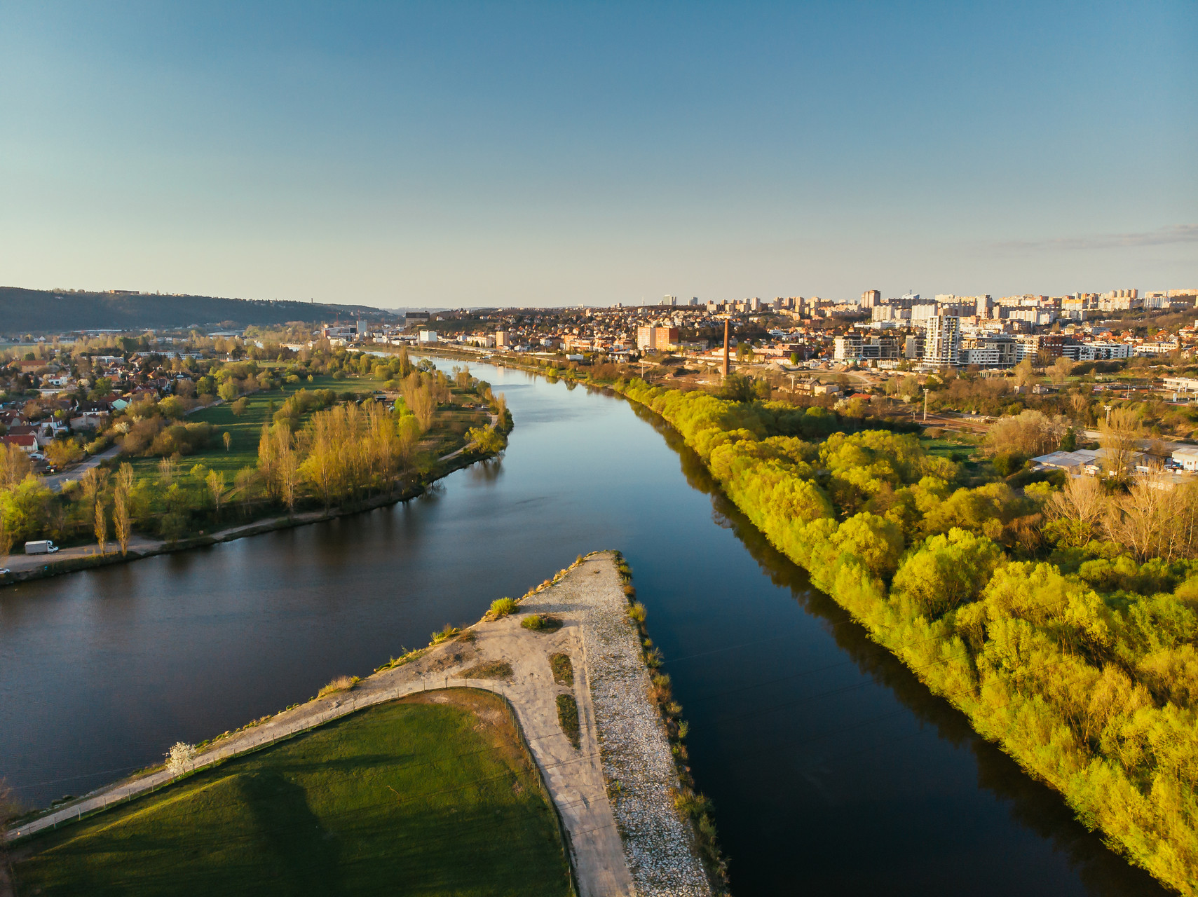 Říční krajina na soutoku Berounky a Vltavy v Praze 