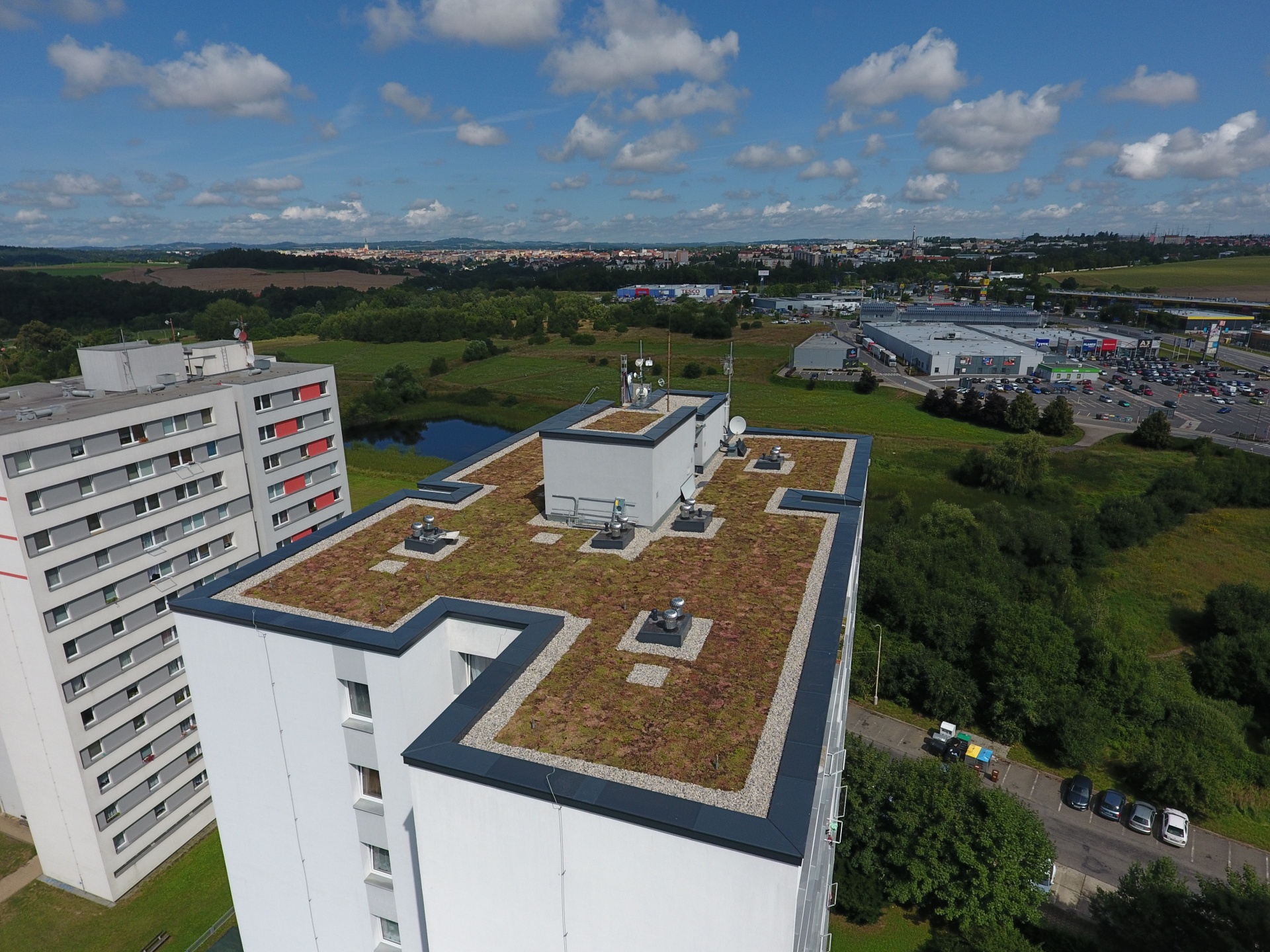 Extenzivní střecha na panelovém domě v Táboře