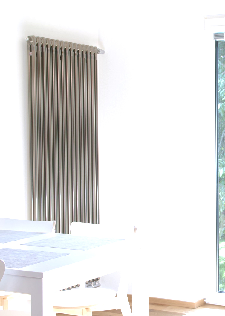 V prostoru kuchyně umístěný radiátor Zehnder Charleston v provedení Technoline lesk o výšce 180 cm jen tak nepřehlédnete